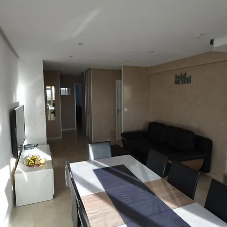 Rooftop 8 Personnes Grande Terrasse Avec Parking Quartier Aeroport Apartment